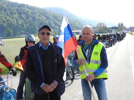 Predsednik športne komisije pri AMD Cerklje Jože Glavan in Franc Zorman pred začetkom paradne vožnje